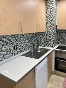 Η κουζίνα ή μικρή κουζίνα στο Quarto suite em apartamento compartilhado