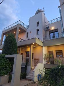 una grande casa bianca con una scala davanti di Volos Pelion View a Volos Altre 63 foto