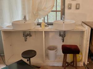 A bathroom at 山ノサウナと無人廃校 山猫ホテル