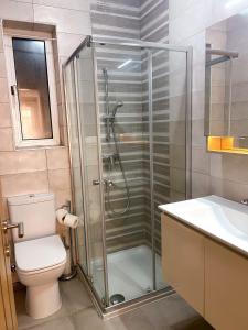 un bagno con doccia, WC e lavandino di St Pauls Bay 2 bedrooms a San Pawl il-Baħar 1 altra foto