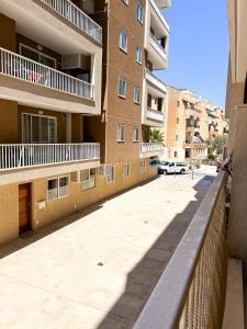 un marciapiede vuoto di fronte a un edificio di St Pauls Bay 2 bedrooms a San Pawl il-Baħar