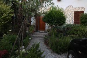 a house with a wooden door in a garden at Open space apartment in Grisignano di Zocco