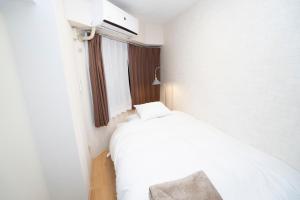 Postel nebo postele na pokoji v ubytování 花宿新宿 HANAYADO SHINJUKU