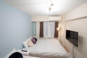 Postel nebo postele na pokoji v ubytování 花宿新宿 HANAYADO SHINJUKU
