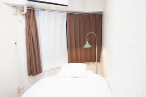 Postel nebo postele na pokoji v ubytování 花宿新宿 HANAYADO SHINJUKU