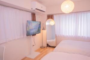 Postel nebo postele na pokoji v ubytování 花宿新宿 HANAYADO SHINJUKU