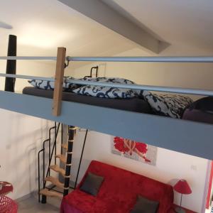 Una cama o camas en una habitación de DORMIR A MONTAUBAN Logements Carreyrat Calme et Verdoyant