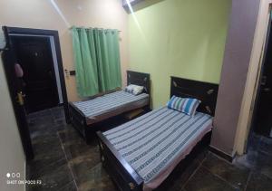 Postel nebo postele na pokoji v ubytování Al Qadir Residence