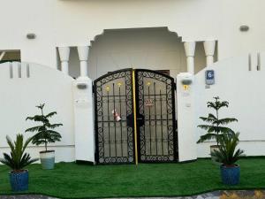 Mặt tiền/cổng chính của Lunar Beach Hostel