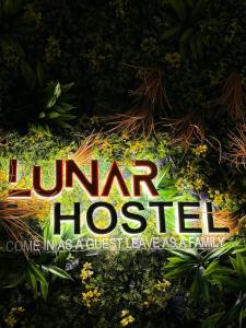 Chứng chỉ, giải thưởng, bảng hiệu hoặc các tài liệu khác trưng bày tại Lunar Beach Hostel