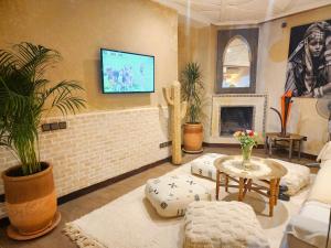 TV a/nebo společenská místnost v ubytování Riad Mumtaz Marrakech