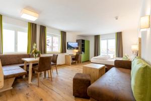 Televízia a/alebo spoločenská miestnosť v ubytovaní Familotel Kaiserhof - Families only