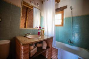 Koupelna v ubytování Alojamientos El Picoto Navasfrías + 51 fotografií