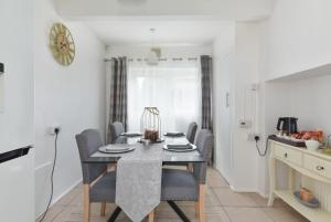 Kuchyň nebo kuchyňský kout v ubytování Suspire house Sleeps7-Garden-Bbq-Coastal retreat