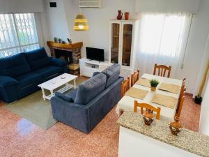 a living room with a blue couch and a table at Casa las 3 lunas in San José