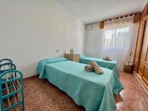 a bedroom with two beds and a window at Casa las 3 lunas in San José