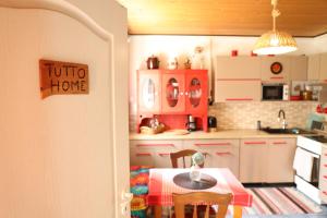 Kuchyňa alebo kuchynka v ubytovaní TUTTO House&Home