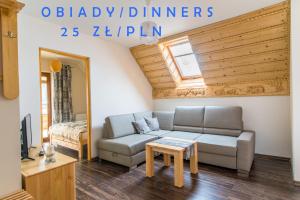 salon z kanapą i stołem w obiekcie Apartamenty Pod Niedźwiedziem I w Zakopanem
