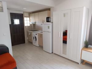 A kitchen or kitchenette at Estudio a 50mt del mar, zona Palacio de Congresos Apto 7