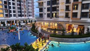 Kampong TangihanK-Avenue with PS5 and Pool View by JH Project的一群人,在一座建筑物的游泳池里