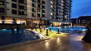 Kampong TangihanK-Avenue with PS5 and Pool View by JH Project的站在游泳池周围的人