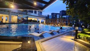 K-Avenue with PS5 and Pool View by JH Project内部或周边的泳池