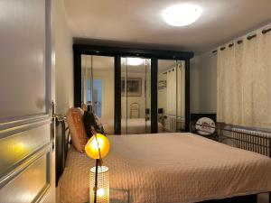 Un dormitorio con una cama con una lámpara en un balcón. en Guesthouse Saint-Jean Bruges, en Brujas 12 fotos más