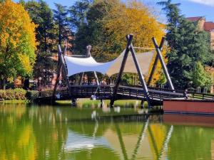 - un pont sur un lac avec une tente dans l'établissement Casa Vacanze Tigli, à Basiglio