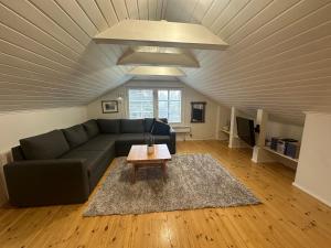 una sala de estar con un sofá y una mesa en Cosy apartment in two floors in Skutnabba Pietarsaari, en Skutnabba