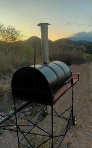 ein kleiner Ofen mitten auf einem Feld in der Unterkunft Luminosa casa en El Volcán in El Volcán