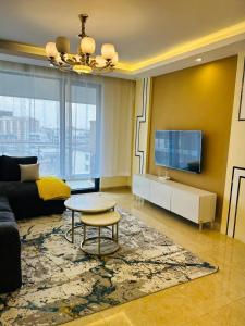 TV a/nebo společenská místnost v ubytování Pendo lux homes + 39 fotografií