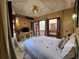 Postel nebo postele na pokoji v ubytování Riad Mumtaz Marrakech