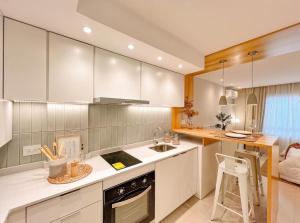 eine Küche mit weißen Schränken und einer Spüle in der Unterkunft Las Toscas in Mar del Plata