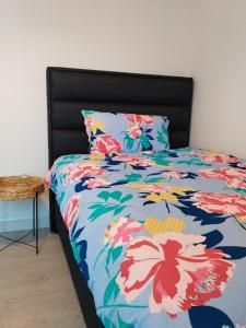 1 cama con edredón de flores y almohada en Homestay, en Dublín