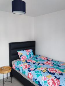 1 dormitorio con 1 cama con colcha de flores azul y rosa en Homestay, en Dublín
