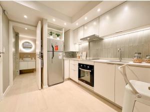 eine weiße Küche mit Spüle und Kühlschrank in der Unterkunft Las Toscas in Mar del Plata