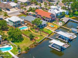 una vista aerea di una casa con porto turistico di Dancin on the Waves On Lagoon Boat dock, Pool, Firepit a Panama City Beach