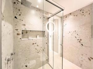 eine Dusche mit Glastür im Badezimmer in der Unterkunft Las Toscas in Mar del Plata + 1 Foto