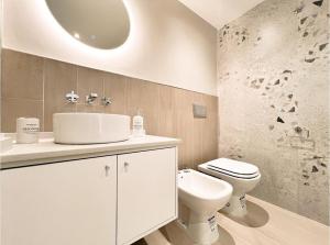 ein weißes Badezimmer mit Waschbecken und Toilette in der Unterkunft Las Toscas in Mar del Plata