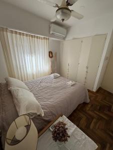 1 dormitorio con 1 cama con ventilador y mesa en Departamento FABULOSO en 25 de mayo, en Santa Fe