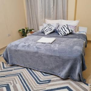 Voodi või voodid majutusasutuse Cozy Private Rooms in Central Shabia 12, Free Wi-Fi & Kitchen Access toas