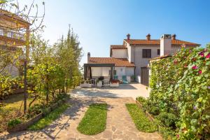 a view of the house from the garden at Apartman Slavica in Rijeka