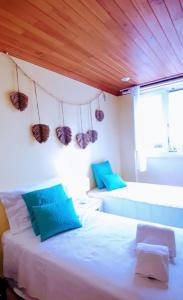 Un dormitorio con dos camas y techo de madera. en Casa do Portão Azul - Dourada, en Atouguia da Baleia