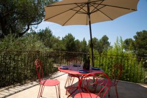 Κήπος έξω από το Le gîte sous les pins