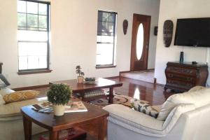 TV a/nebo společenská místnost v ubytování HILL COUNTRY HOME 15 ACRES,BILLIARD,FIREPIT,POOL,WINERY, Next to Flat Creek Winery