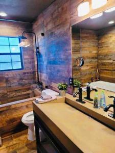 Koupelna v ubytování HILL COUNTRY HOME 15 ACRES,BILLIARD,FIREPIT,POOL,WINERY, Next to Flat Creek Winery