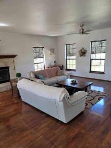 Postel nebo postele na pokoji v ubytování HILL COUNTRY HOME 15 ACRES,BILLIARD,FIREPIT,POOL,WINERY, Next to Flat Creek Winery + 45 fotografií