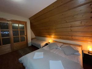 Łóżko lub łóżka w pokoju w obiekcie Apartamenty Bukowina