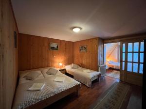 Łóżko lub łóżka w pokoju w obiekcie Apartamenty Bukowina