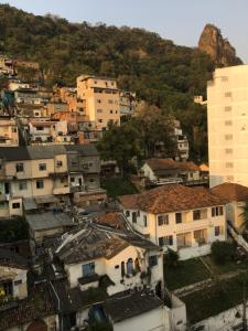 Una vista de una ciudad con edificios y una montaña. en Quarto duplo e banheiro privado numa casa compartilhada em copacabana, en Río de Janeiro